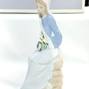 Lladro Porcelain Figurine 4972 Girl with Lilies Sitting Spain Signed with Box